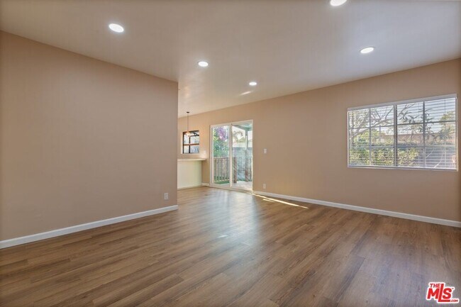 Building Photo - 8732 El Manor Ave