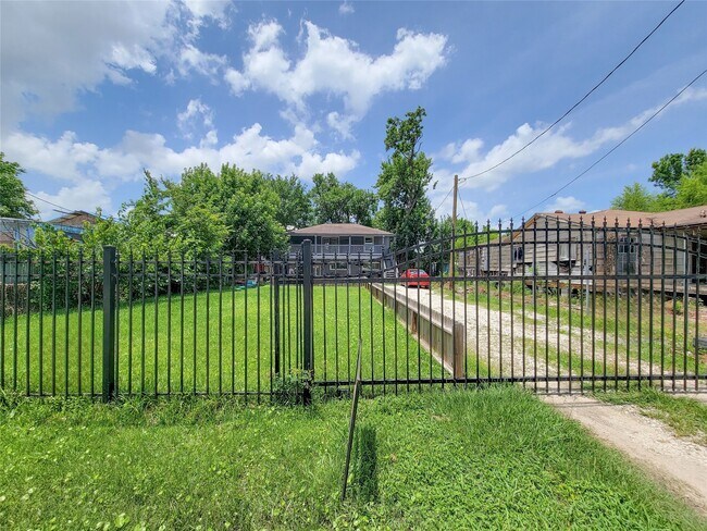 Building Photo - 2513 Kowis St