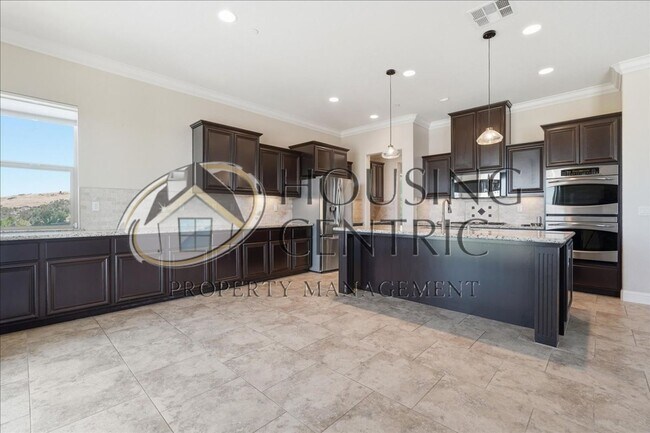 Building Photo - Executive Gated Rental with Stunning Views & Solar!