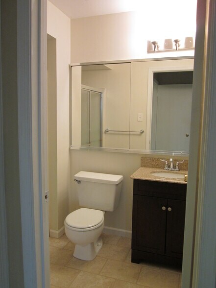 Full Bath off Main BR - 2605 Thistledown Ct