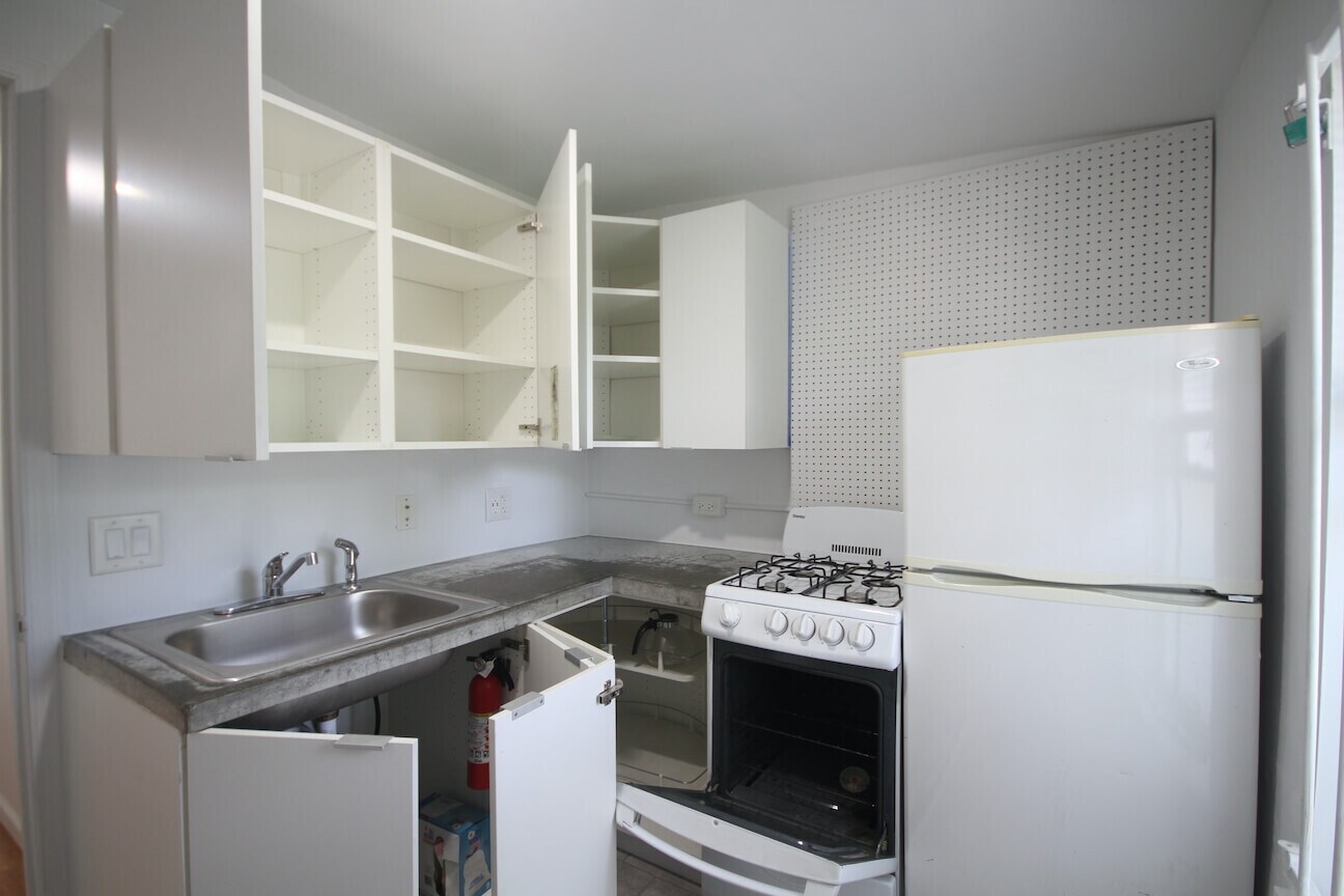 Kitchen L Open - 5131 W Girard Ave
