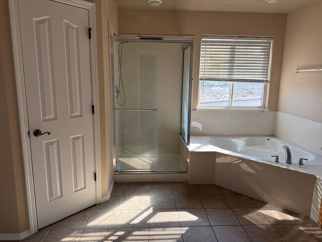 Building Photo - Spacious 4 Br, 2.5 Ba with 2 living areas, loft, kitchen appliances, 2 car garage.