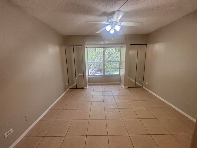 Building Photo - 3720 Inverrary Dr