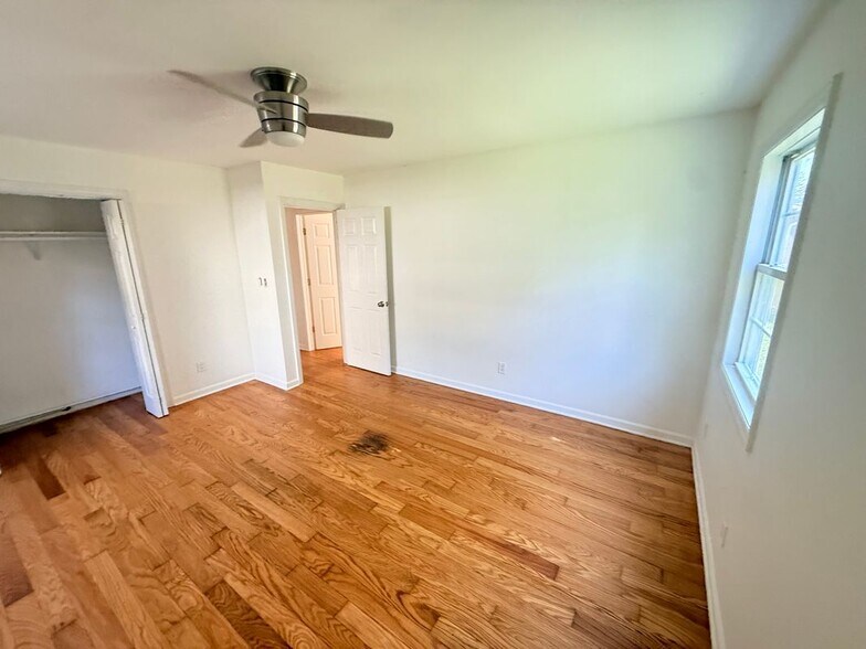 Building Photo - 10 Park Cir