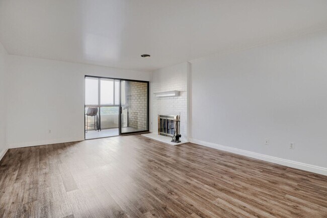 Building Photo - SPACIOUS 2Bd/1BA Condo- Cap Hill Neighborhood! Available NOW!