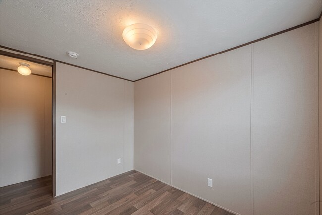 Building Photo - 929 County Rd 5806