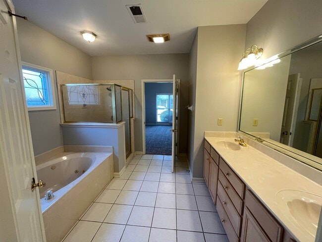 Building Photo - 8570 Meadow Green Dr