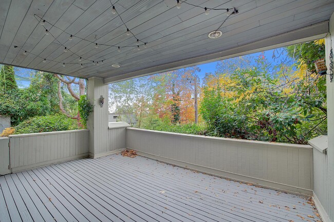 Building Photo - 1038 Lakeview Blvd E