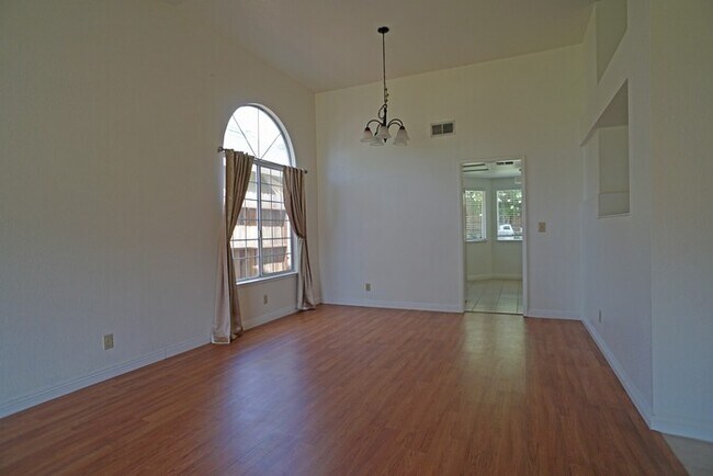 Building Photo - beautiful 3-bedroom, 2-bathroom single-story home in Roseville!