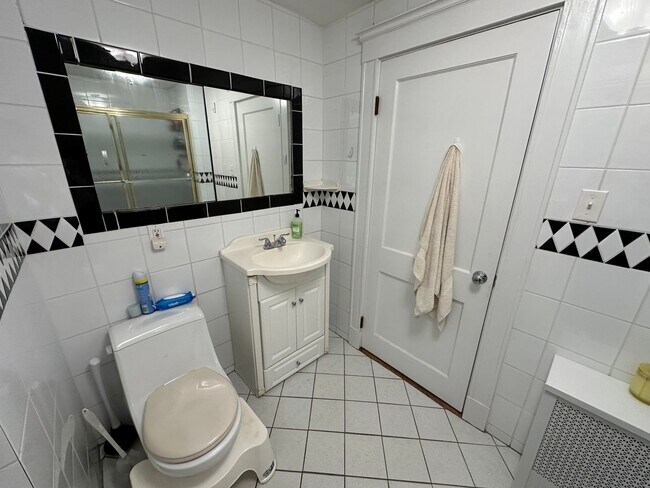 Building Photo - 3 Bed/1.5 Bath - Backyard - Off-Street Parking - Oak Square