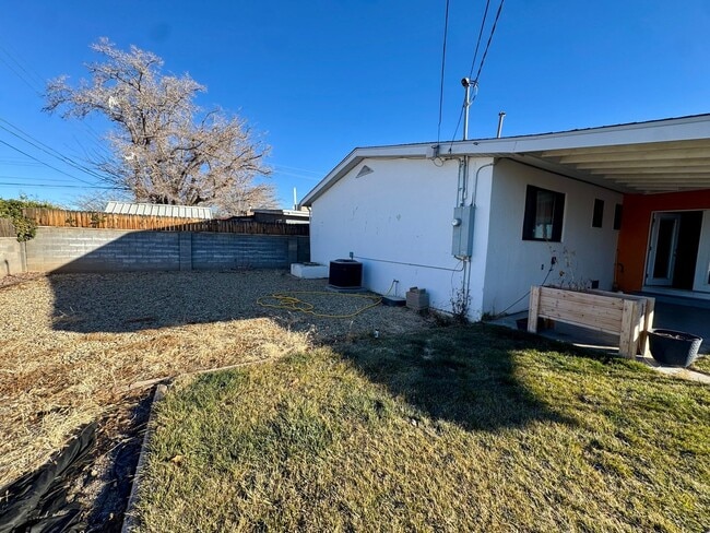 Building Photo - Spacious NE Heights Home