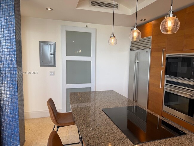 Building Photo - 1000 Venetian Way