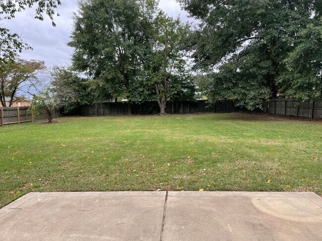 Building Photo - Cute 3 Bed 2 Bath with Fenced Yard