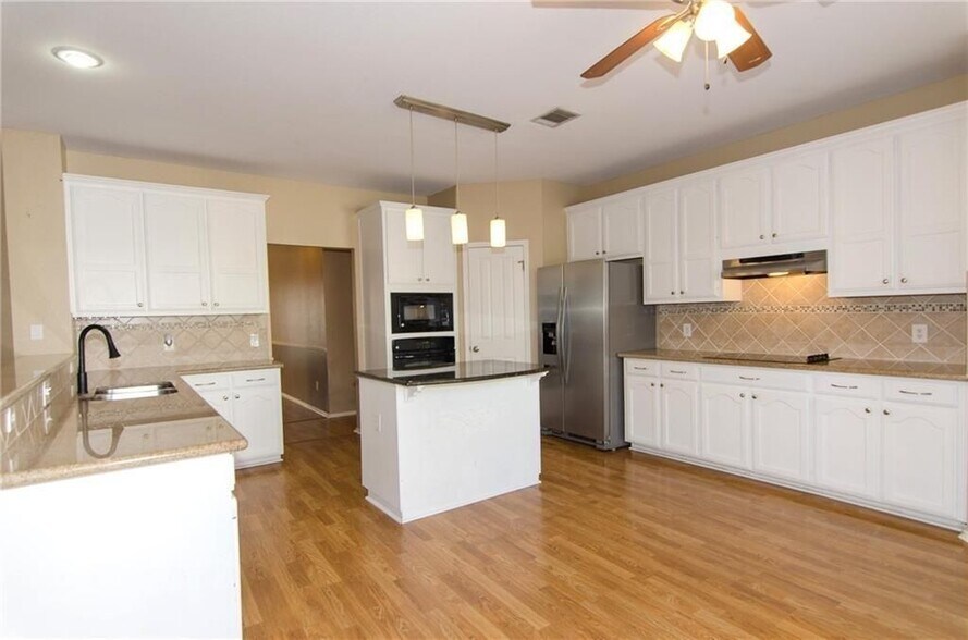 Building Photo - 4004 Halfway Cove