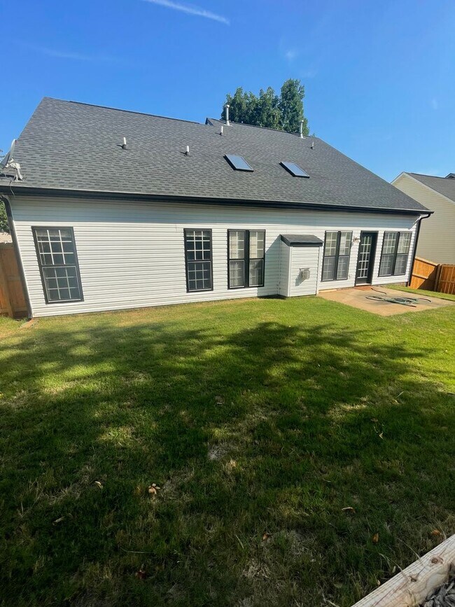 Building Photo - Lovely 3 Bedroom Home in Greer Near Gibb S...