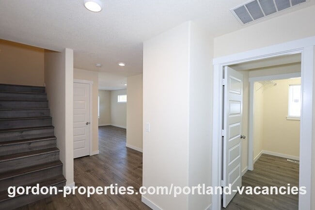 Building Photo - SE 121st Ave- 3 bedroom townhome with gas fireplace