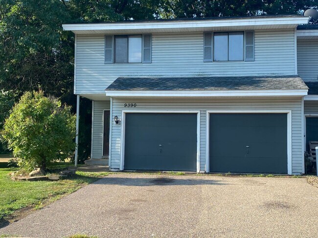 Primary Photo - 9370-9372 176th St W