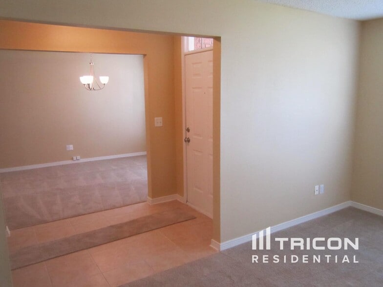 Building Photo - 1267 Summit Oaks Dr E