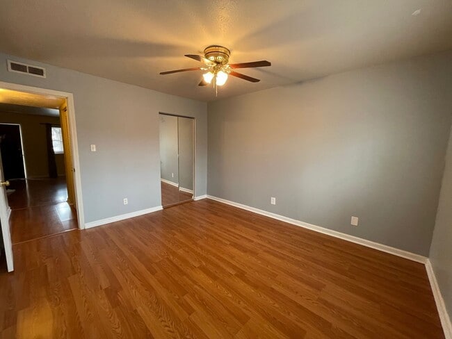 Building Photo - Charming Clifton Condo!