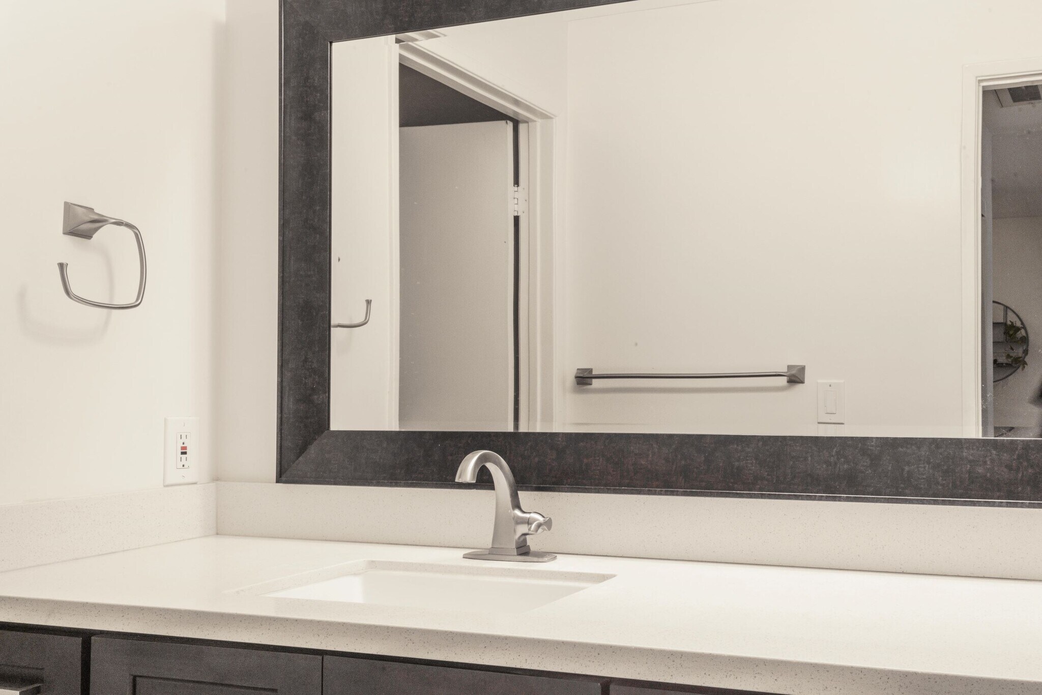 Single sink full vanity - 10021 Tabor Street
