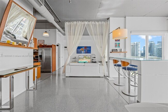 Building Photo - 10 SW South River Dr