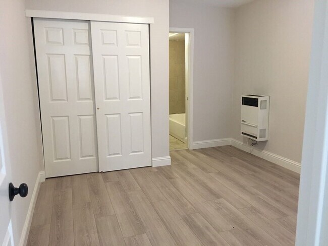 Building Photo - MOVE-IN SPECIAL