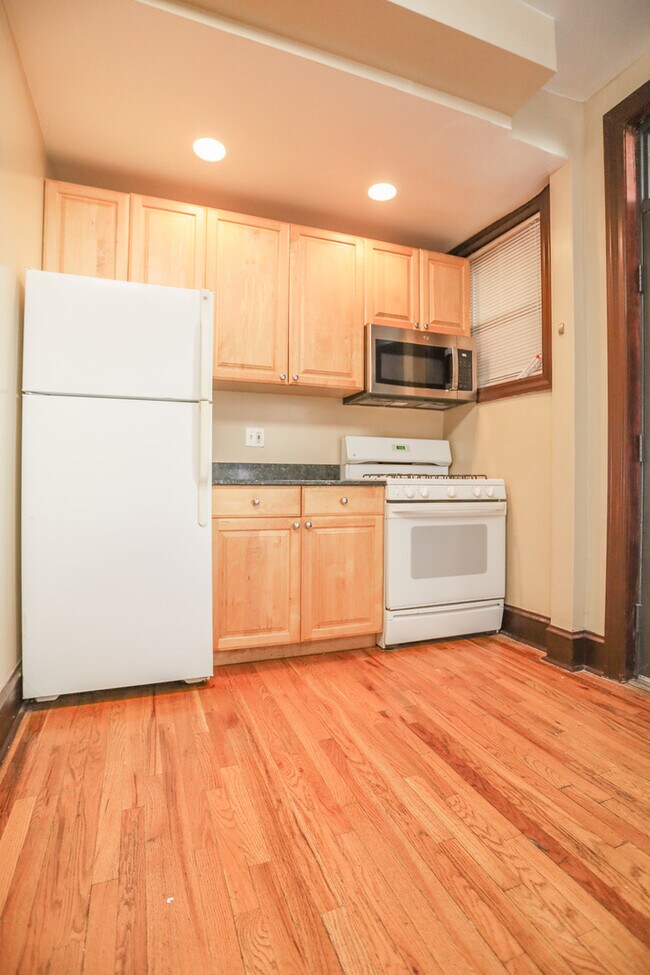 Building Photo - 3702 N Sheffield Ave