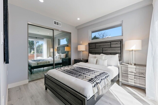 Building Photo - 13637 N Fellows Ave