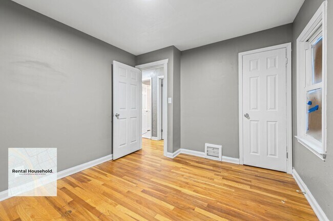 Building Photo - Stunning Renovated 3-Bedroom Bungalow