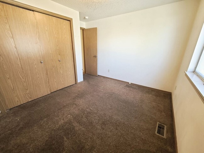 Building Photo - 3 bed 2 bath Single-Level townhome *Affordable Housing Property*