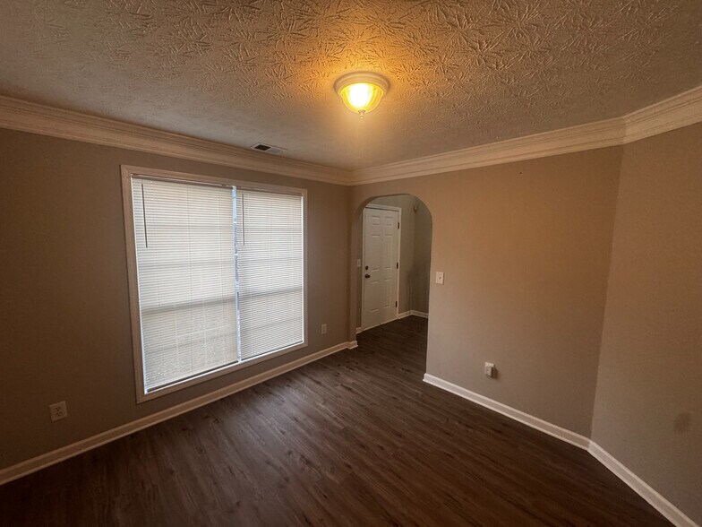 Building Photo - Room in House on Tara Bend