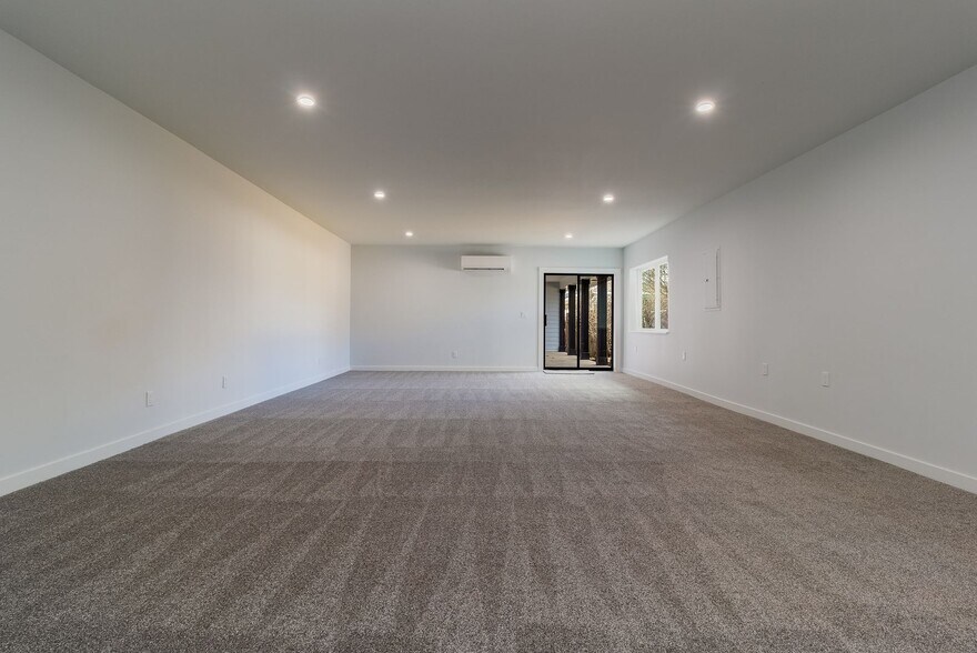 Building Photo - Beautifully Redesigned Home in Quiet Neighborhood