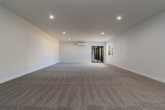 Building Photo - Beautifully Redesigned Home in Quiet Neighborhood