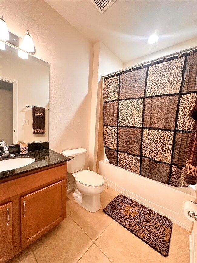 Building Photo - Gorgeous townhome! Community pool! fitness center!