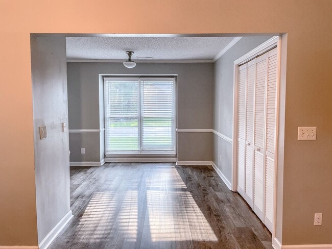 Building Photo - Charming 2 Bed, 2 Bath Triplex in Fayettev...