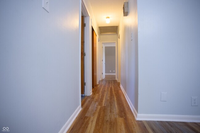 Building Photo - 150 E Beechwood Ln