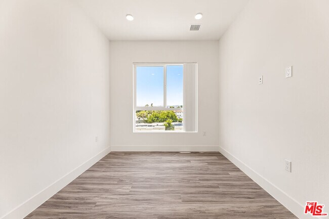 Building Photo - 4000 Mont Clair St