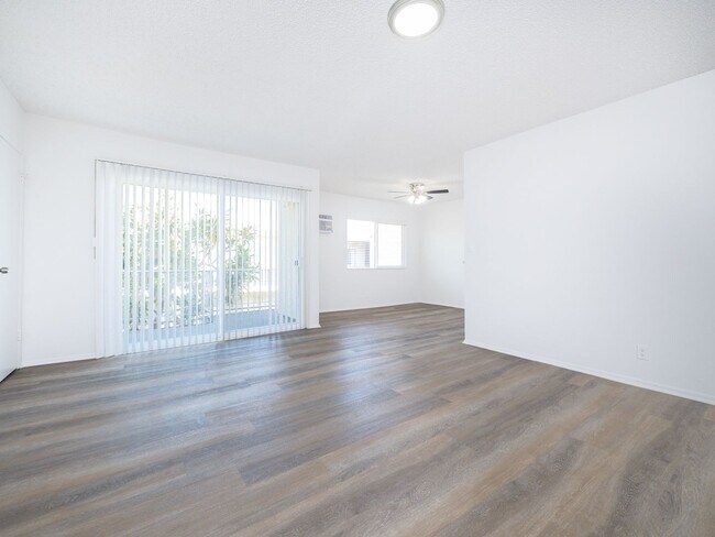 Building Photo - 20317 Saticoy St