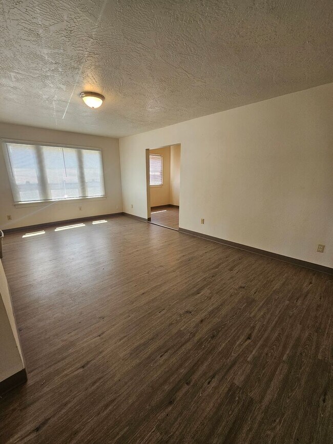 Building Photo - Charming 2 Bedroom Home!