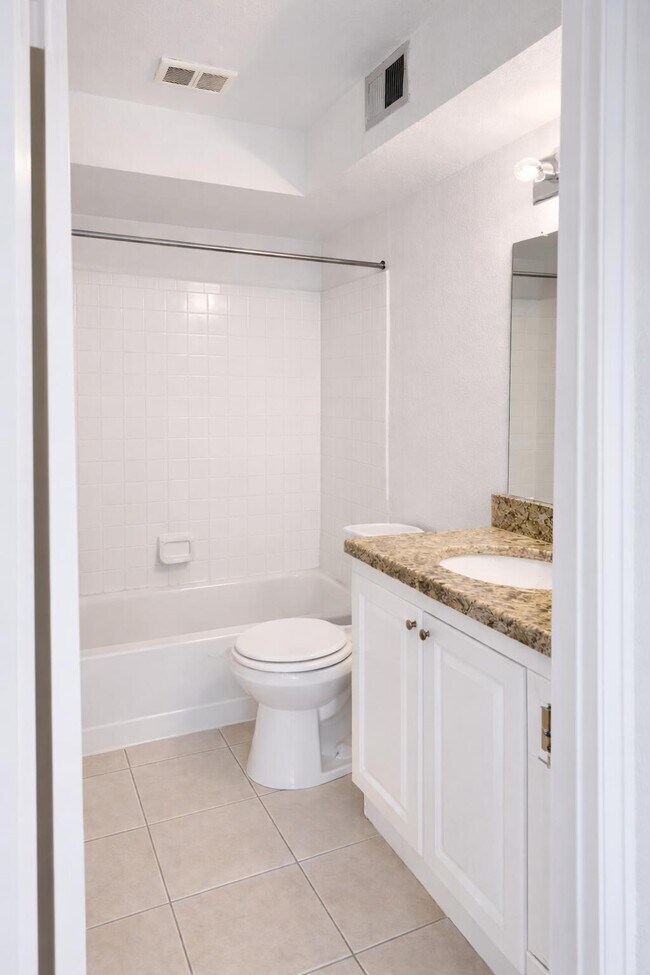 Building Photo - 2926 S University Dr