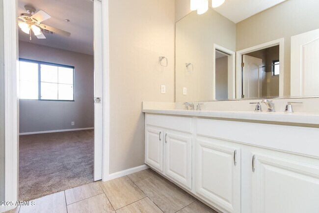 Building Photo - 10913 E Butherus Dr