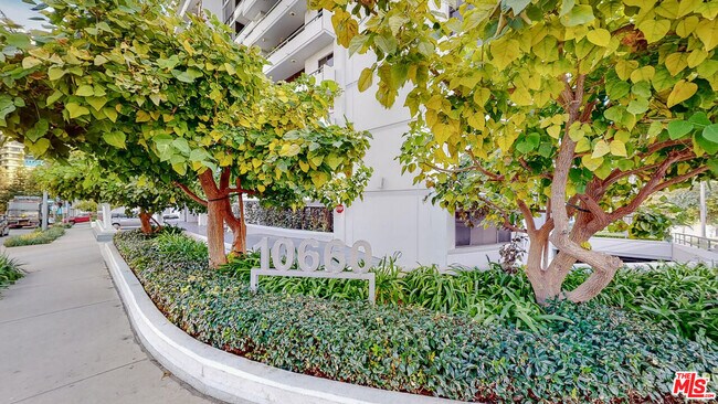 Building Photo - 10660 Wilshire Blvd