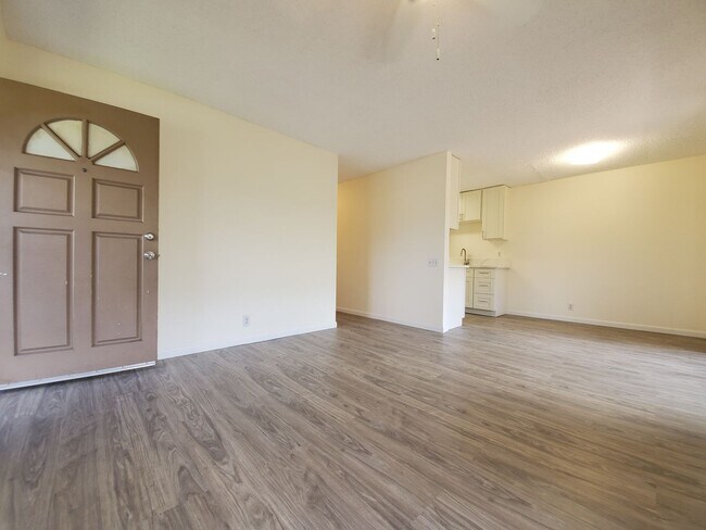 Building Photo - Now available, Fresh & Bright 2bd, 1.5ba 2nd Floor Corner-Unit located in the beautiful Palm Villas