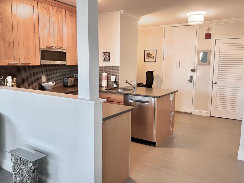 Building Photo - 65 E India Row