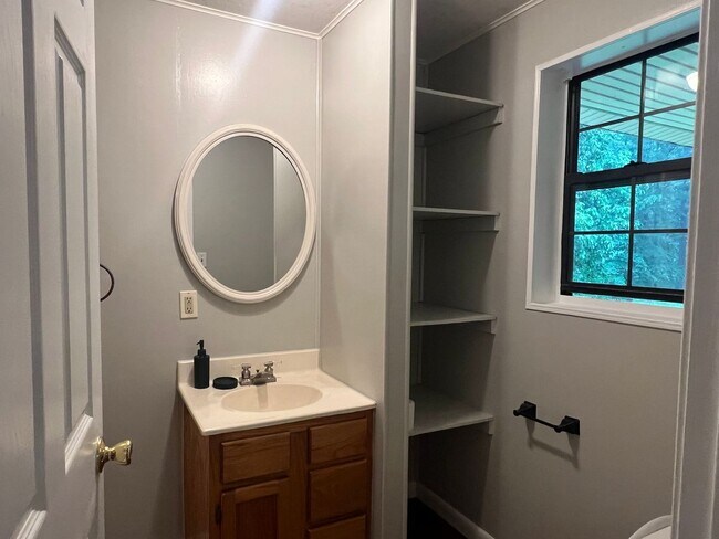 Building Photo - 1 BED 1 BATH PRIVATE RETREAT!
