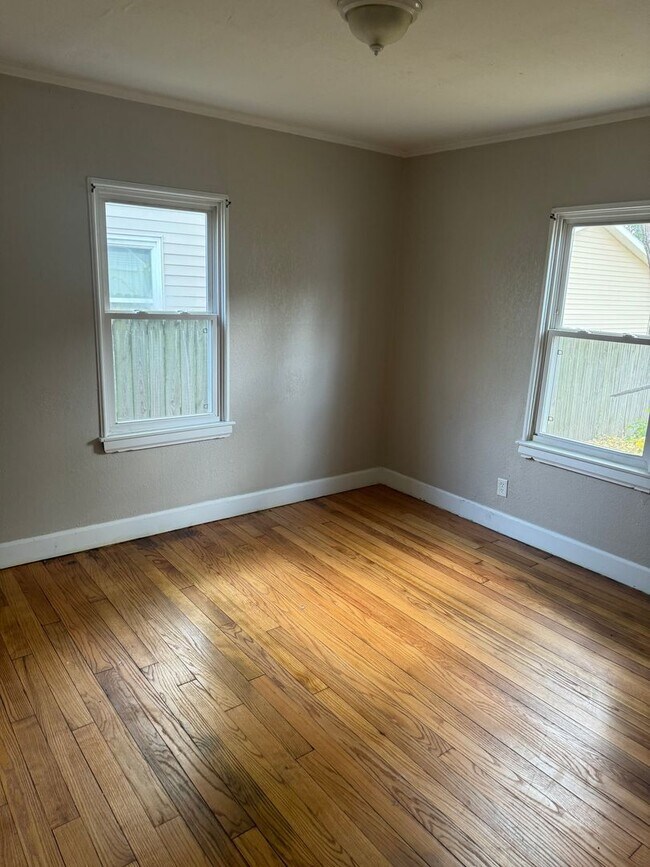 Building Photo - Great little home without the high price!