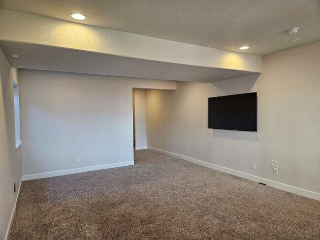 Building Photo - 1385 Castle Creek Cir