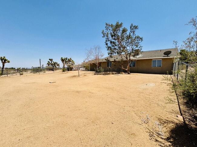 Building Photo - Charming 3-Bedroom with 2 Full Baths on th...