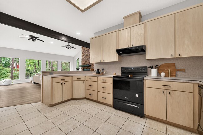 Building Photo - 41 Creek Forest Ln