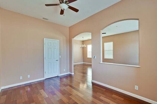 Building Photo - Spacious 3 Bedroom, 2 Bathroom Home with D...